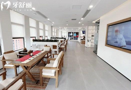 重庆皓齿健口腔等候区环境图