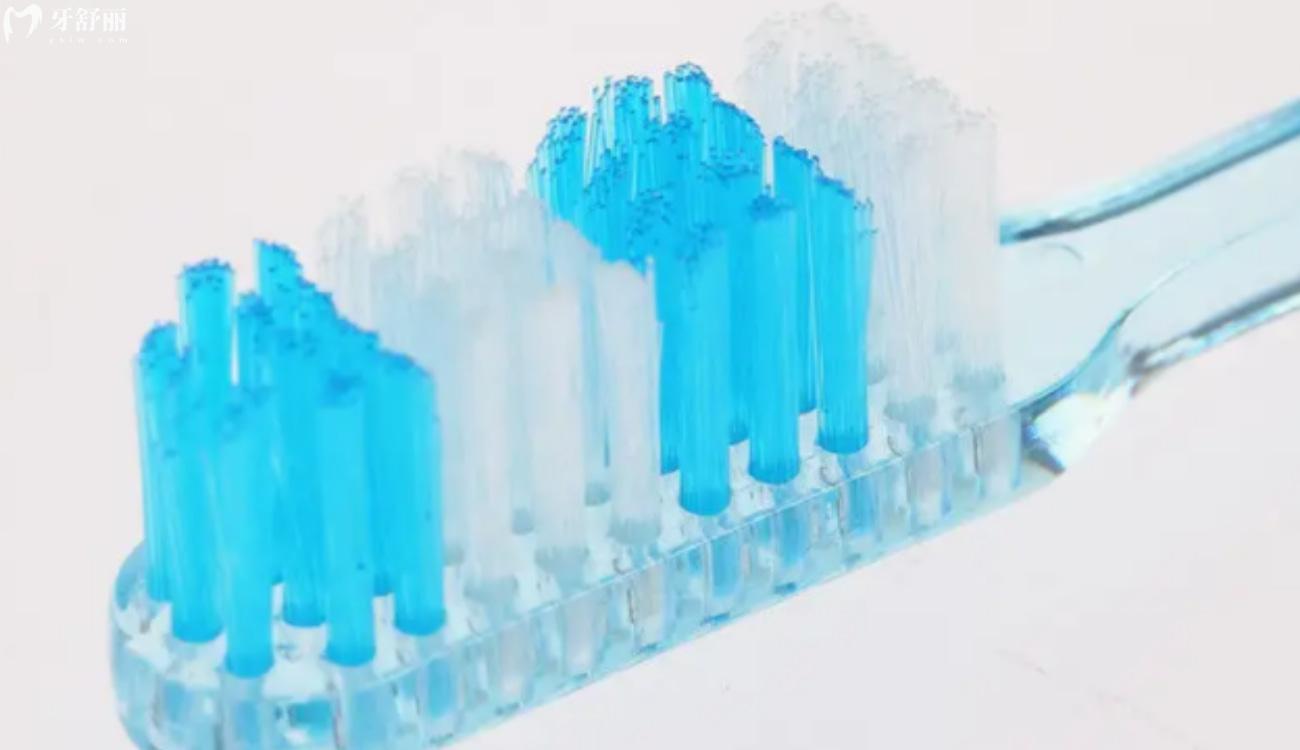 牙刷软毛和硬毛哪个好.jpg 牙刷软毛和硬毛哪个好.jpg