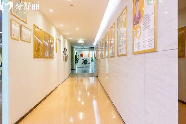 成都温江慧嘉茁悦口腔门诊部走廊
