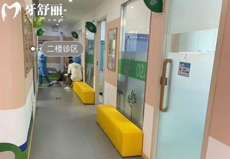 上海青苗口腔门诊部二楼诊区