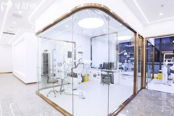海口秀英爱雅仕口腔门诊部治疗室