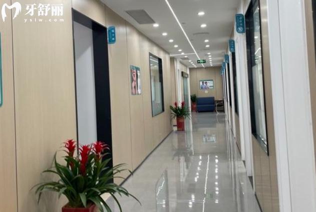 新版厦门现代口腔医院价格表大全:烤瓷牙拔牙矫正种植牙收费标准不高口碑评价好