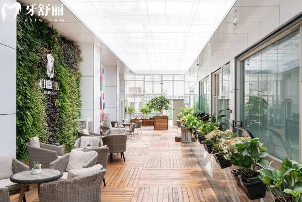 2025昆明种植牙收费标准大公开!单颗低至1680元,这10家牙科正规又实惠
