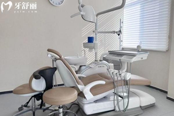 济南弗莱堡口腔价目表查询：矫正4000+种植牙2000+补牙80+洁牙50+