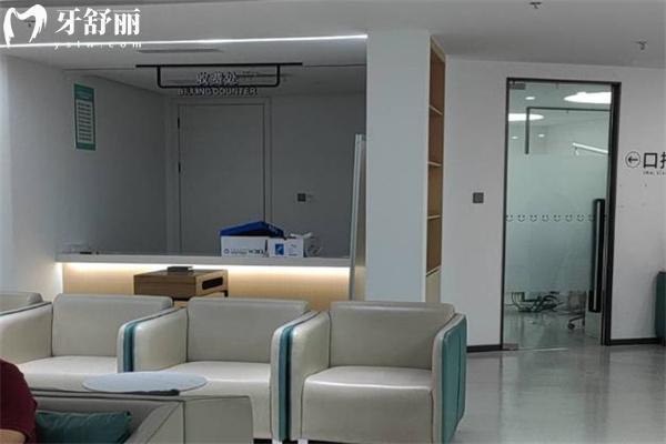 成都团圆口腔医院价格表2025 种植牙2680+隐形矫正28800+镶全瓷牙999+补牙99+