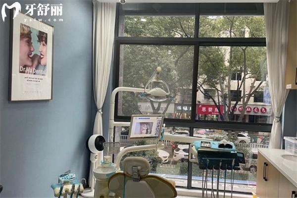 查询温州瑞安佳洁口腔门诊部价格表:种植牙2980+牙齿矫正9800+镶牙冠600+