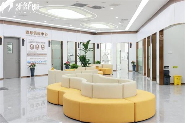 武汉中诺口腔医院2025收费标准:种植牙2795+自锁矫正12795+烤瓷牙595+