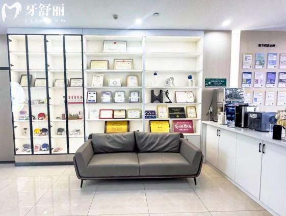 嘉仁口腔等候区