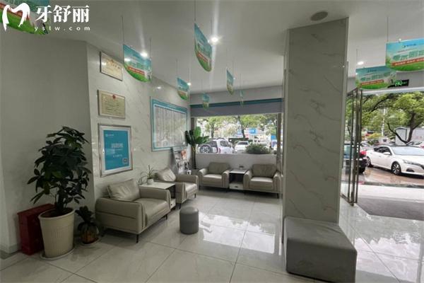 襄阳号尔口腔医院价格表出炉!种植牙1675+金属矫正4995+全瓷冠995+根管治疗295+