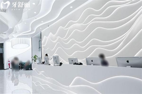 兰州康美口腔医院收费标准不高:种植牙2875+自锁矫正13995+补牙63+全瓷牙975+