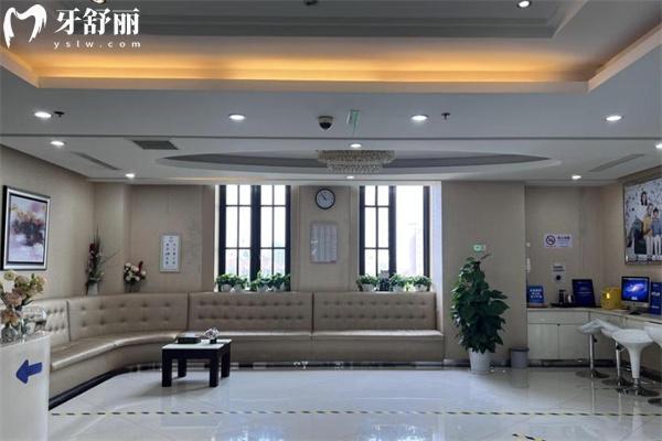 上海泰康拜博口腔宝尔门诊候诊区