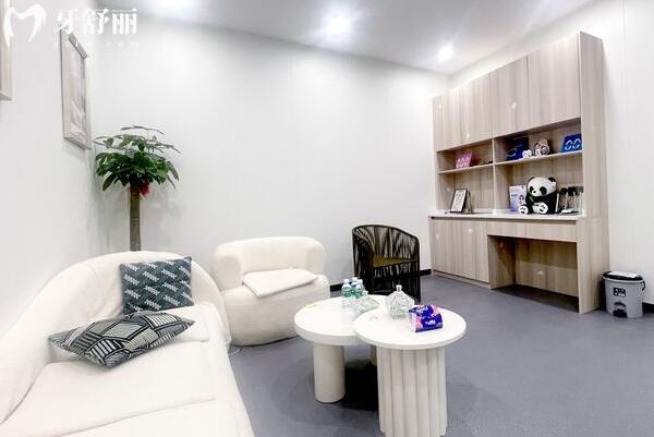 华美口腔医院怎么样？正规靠谱吗？属中高端非莆田系连锁，收费透明不乱收