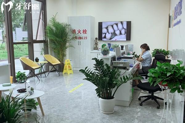 查询新版北京众悦优合口腔医院价格表!种植体2980+隐形矫正12800+烤瓷牙480+补牙180+