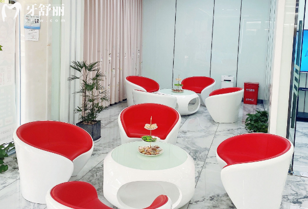 贵阳朗朗口腔医生介绍:张洁波/苏景峰种植牙好,刘艳/韦通东牙齿矫正好 贵阳朗朗口腔医生介绍:张洁波/苏景峰种植牙好,刘艳/韦通东牙齿矫正好