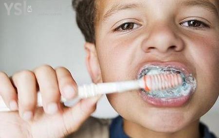 何时可以让孩子自己刷牙？