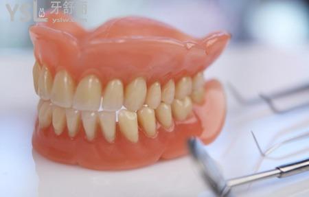 怎样保护活动假牙？